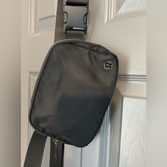Lululemon everywhere belt bag 1L black - Picture 2 of 10